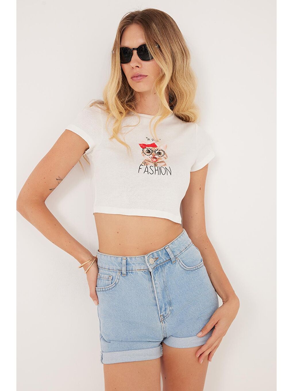 Kadın Slim Fit Dar Kesim %100 Pamuk Bisiklet Yaka Baskılı Beyaz Crop Tişört-1