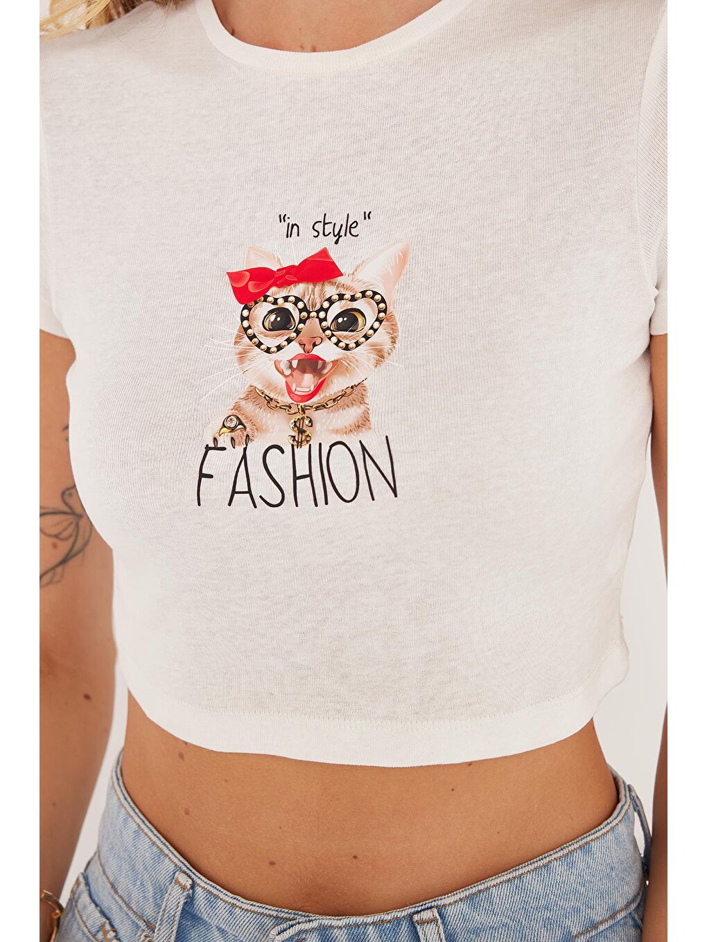 Kadın Slim Fit Dar Kesim %100 Pamuk Bisiklet Yaka Baskılı Beyaz Crop Tişört-2