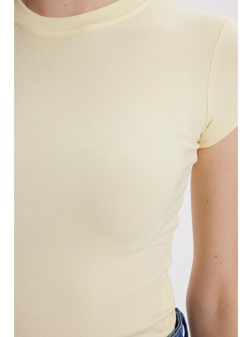 Kadın Regular Fit Klasik Kesim Bisiklet Yaka Viskon Kumaş Ultra Soft Sarı Tişört-2