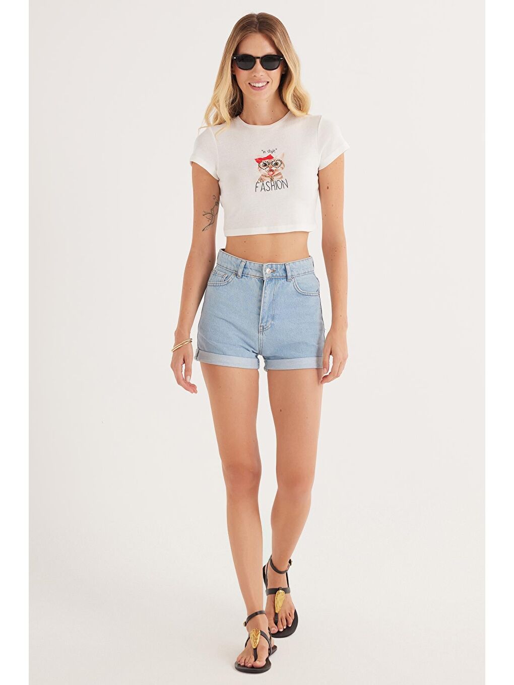 Kadın Slim Fit Dar Kesim %100 Pamuk Bisiklet Yaka Baskılı Beyaz Crop Tişört-3