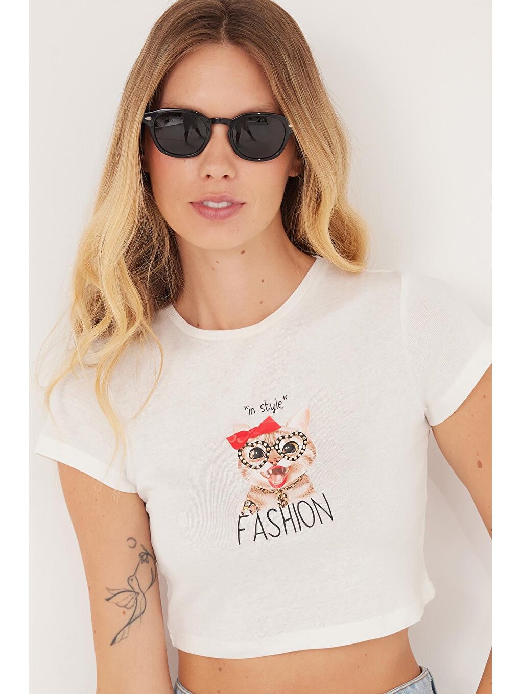 Kadın Slim Fit Dar Kesim %100 Pamuk Bisiklet Yaka Baskılı Beyaz Crop Tişört-4