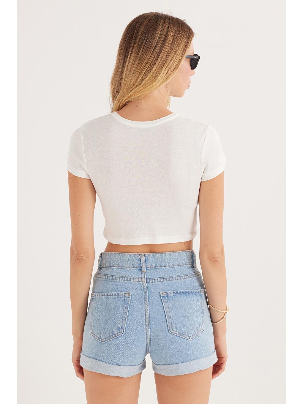 Kadın Slim Fit Dar Kesim %100 Pamuk Bisiklet Yaka Baskılı Beyaz Crop Tişört-6