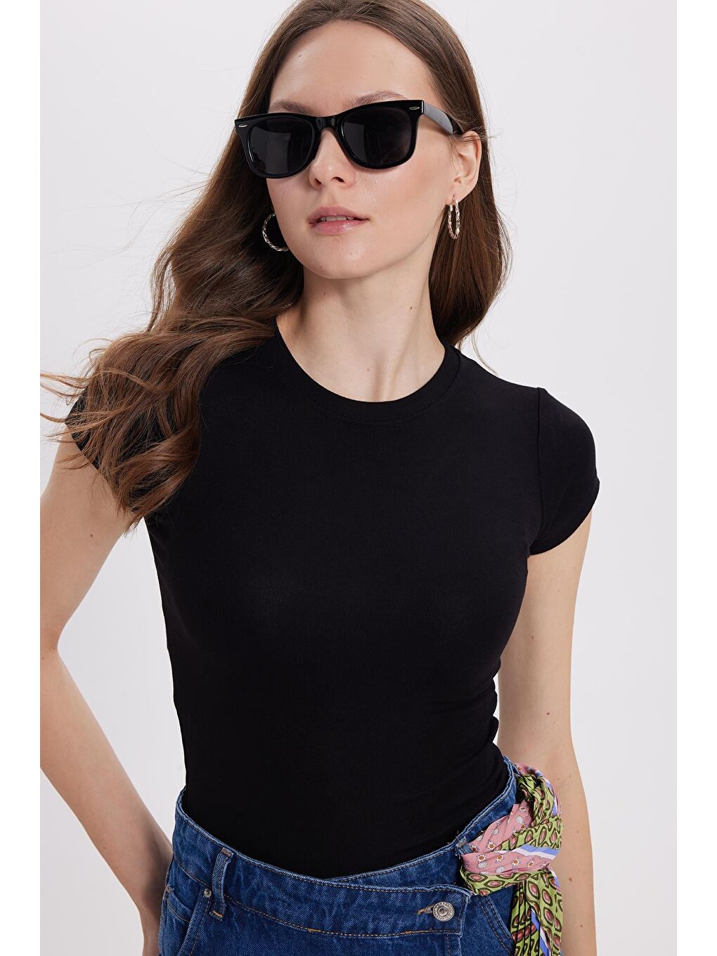 Kadın Regular Fit Klasik Kesim Bisiklet Yaka Viskon Kumaş Ultra Soft Siyah Tişört