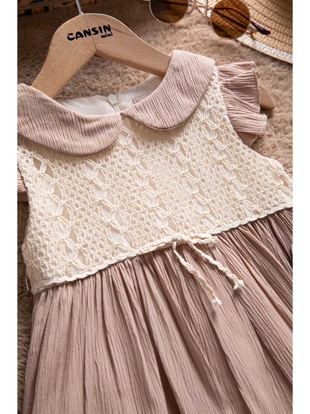 Kahverengi Kolları Fırfırlı Dantel İşlemeli Kız Bebek Elbise 22656-1