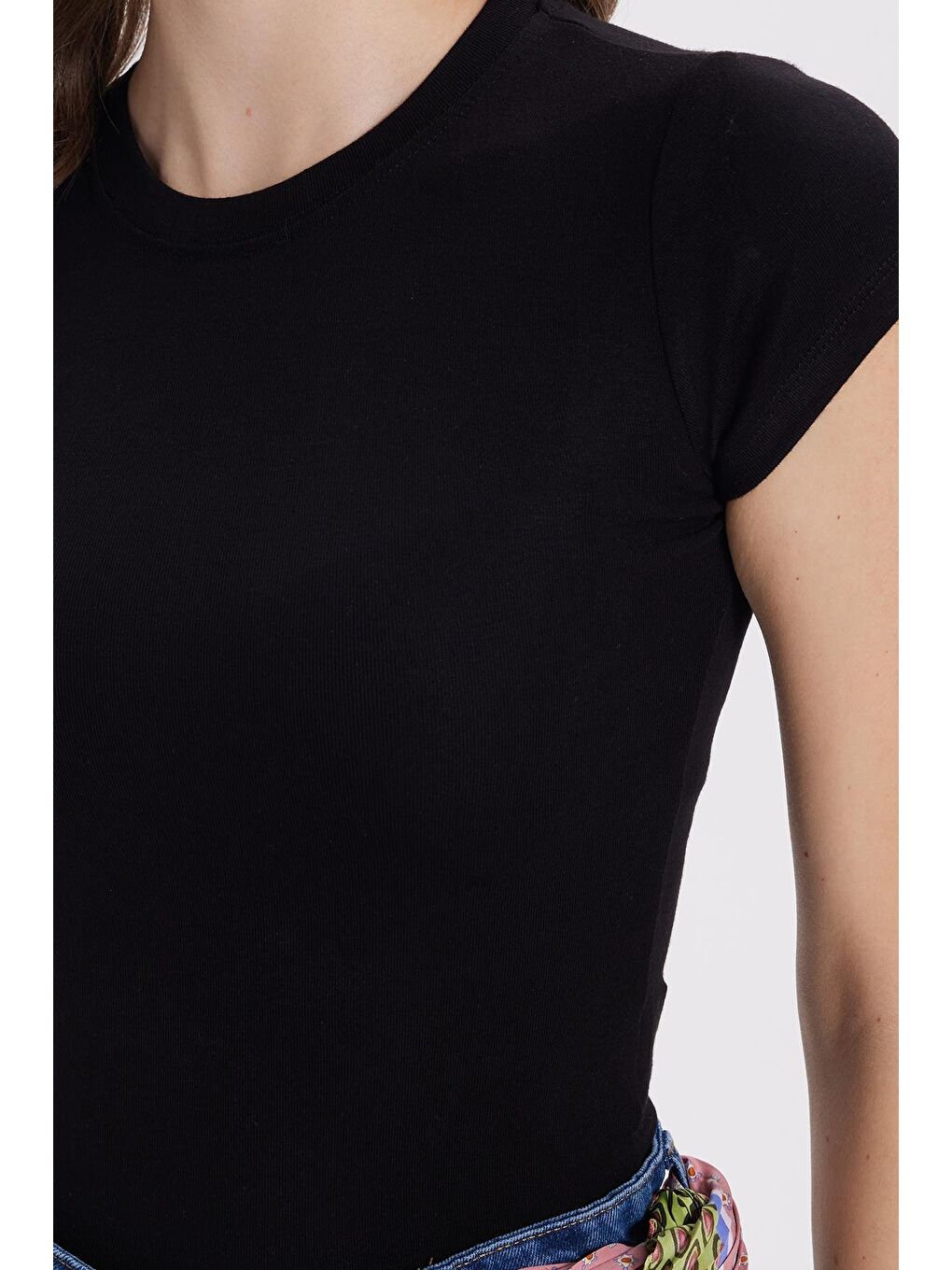 Kadın Regular Fit Klasik Kesim Bisiklet Yaka Viskon Kumaş Ultra Soft Siyah Tişört-2