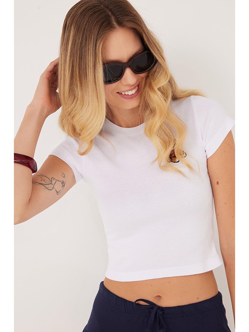 Kadın Slim Fit Dar Kesim Kısa Kollu Bisiklet Yaka Nakışlı Beyaz Tişört