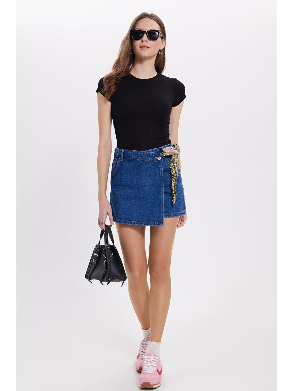 Kadın Regular Fit Klasik Kesim Bisiklet Yaka Viskon Kumaş Ultra Soft Siyah Tişört-3