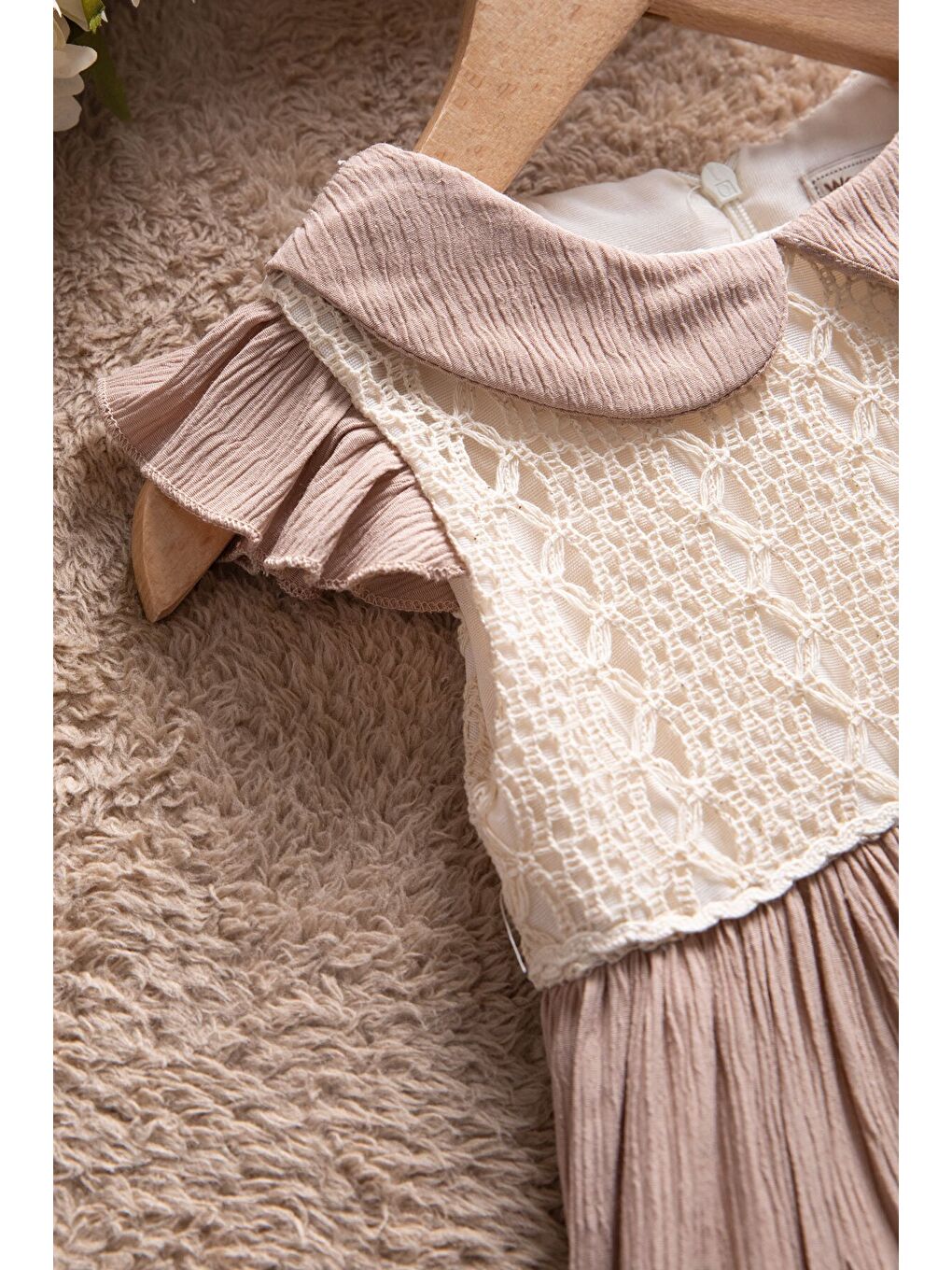 Kahverengi Kolları Fırfırlı Dantel İşlemeli Kız Bebek Elbise 22656-3