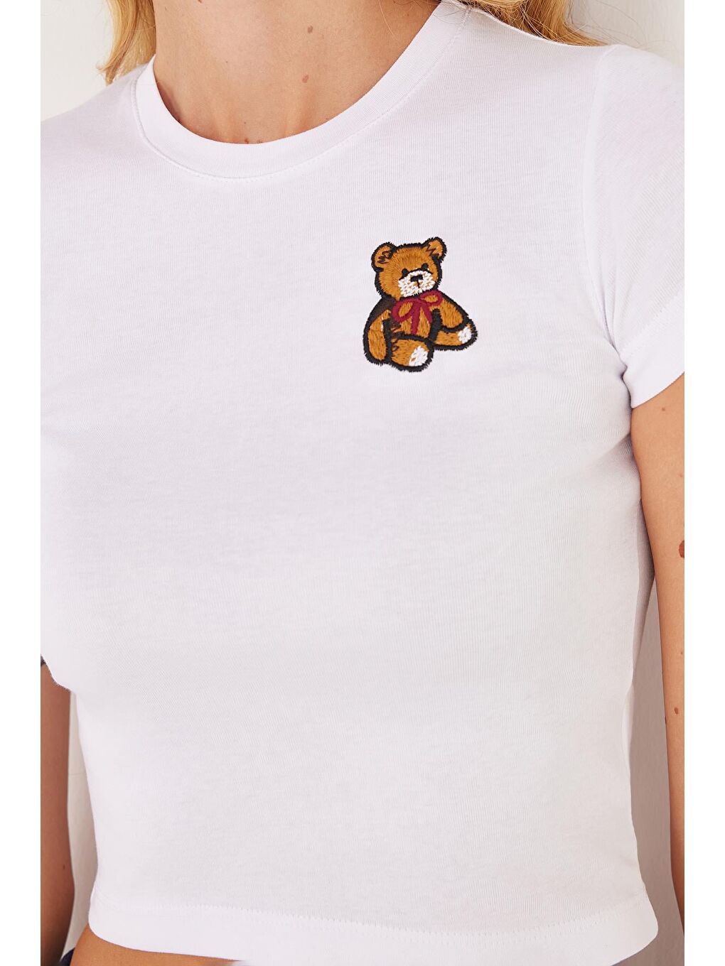 Kadın Slim Fit Dar Kesim Kısa Kollu Bisiklet Yaka Nakışlı Beyaz Tişört-2