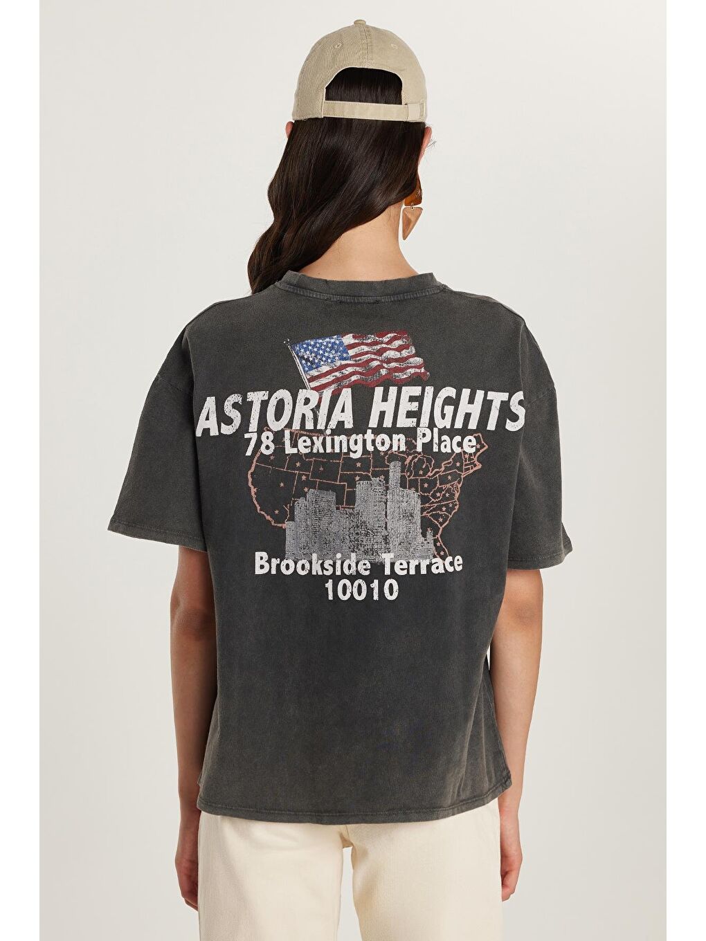 Kadın Regular Fit Klasik Kesim %100 Pamuk Kısa Kollu Bisiklet Yaka Baskılı Antrasit Tişört-4