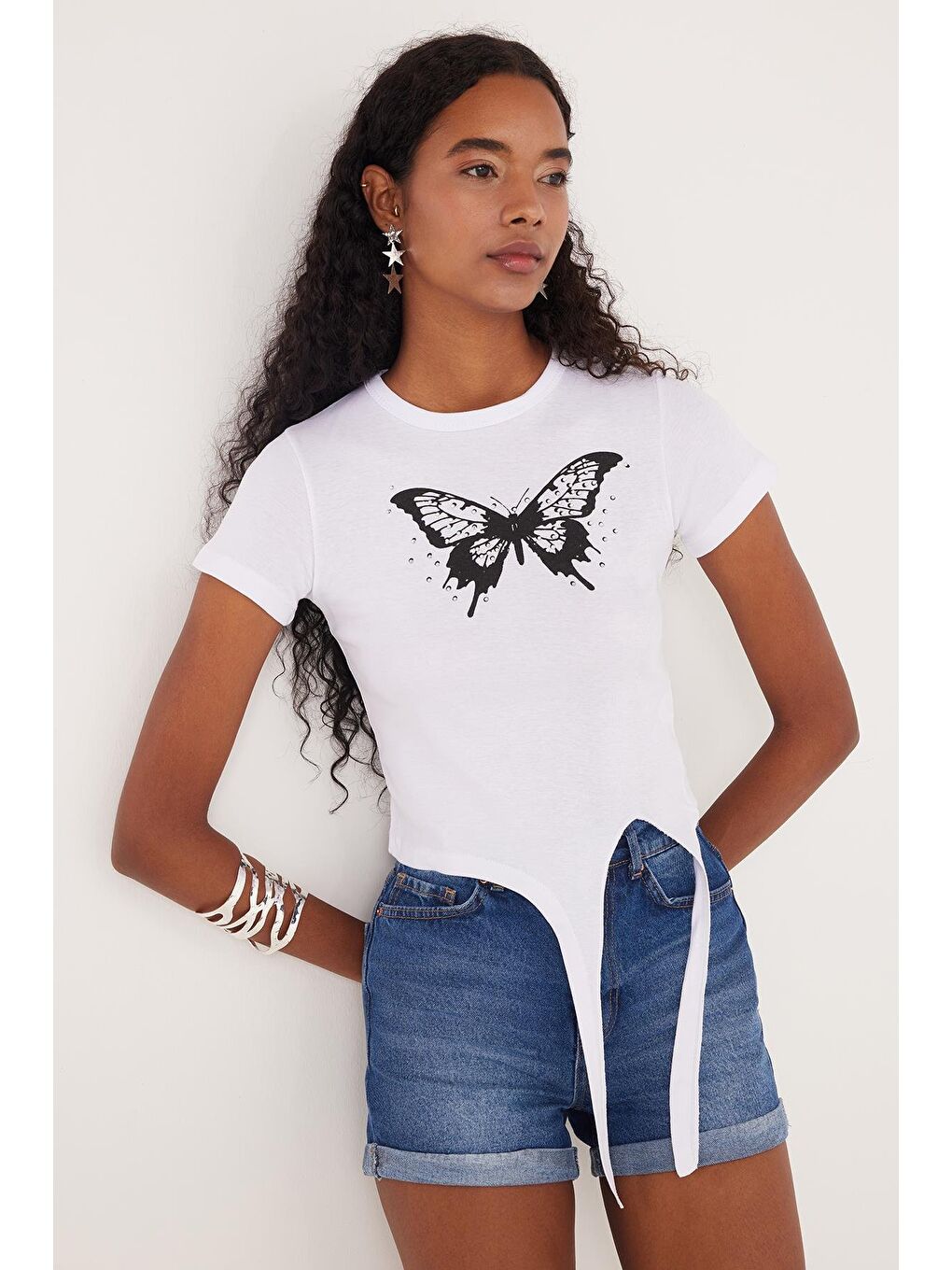 Kadın Slim Fit Dar Kesim Kısa Kollu Bağlamalı Bisiklet Yaka Baskılı Beyaz Tişört-1