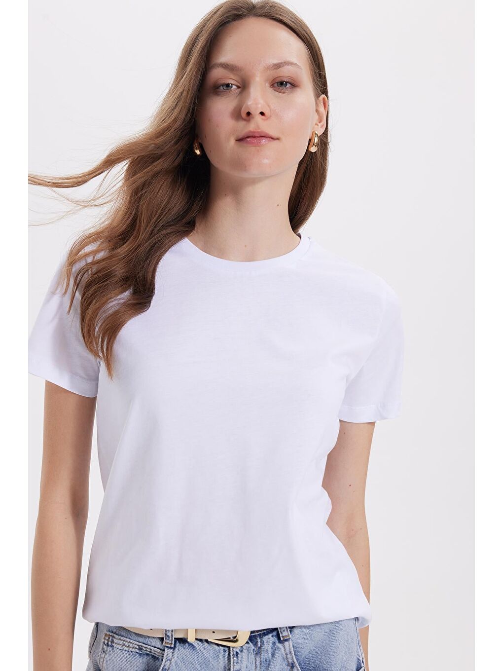 Kadın Relax Fit Rahat Kesim Kısa Kollu Bisiklet Yaka Beyaz Tişört-1