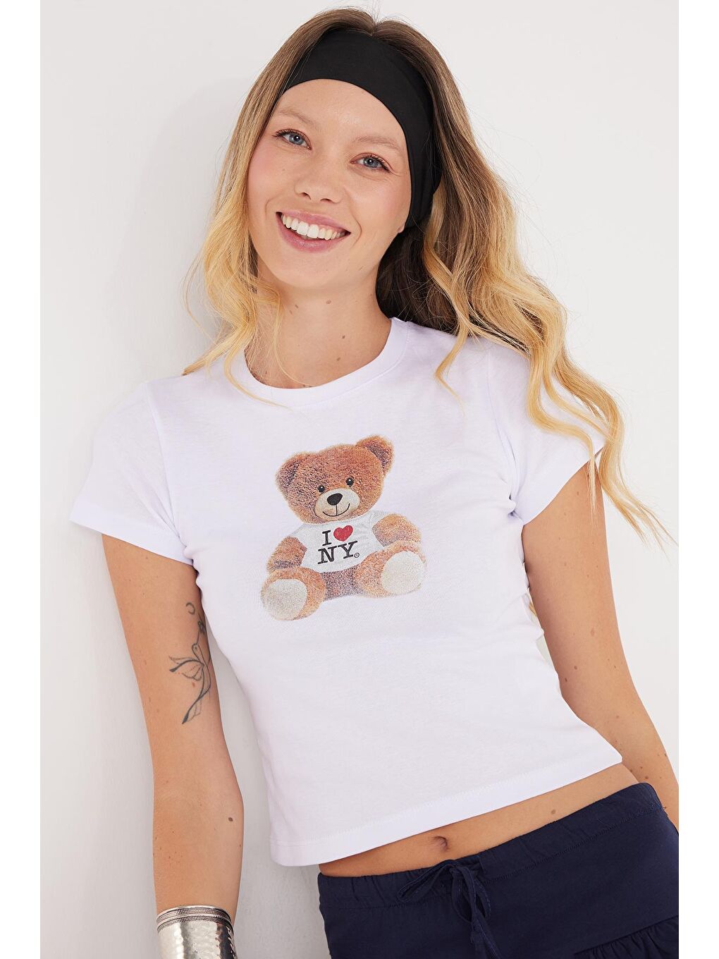 Kadın Slim Fit Dar Kesim Kısa Kollu Bisiklet Yaka Baskılı Beyaz Tişört-1