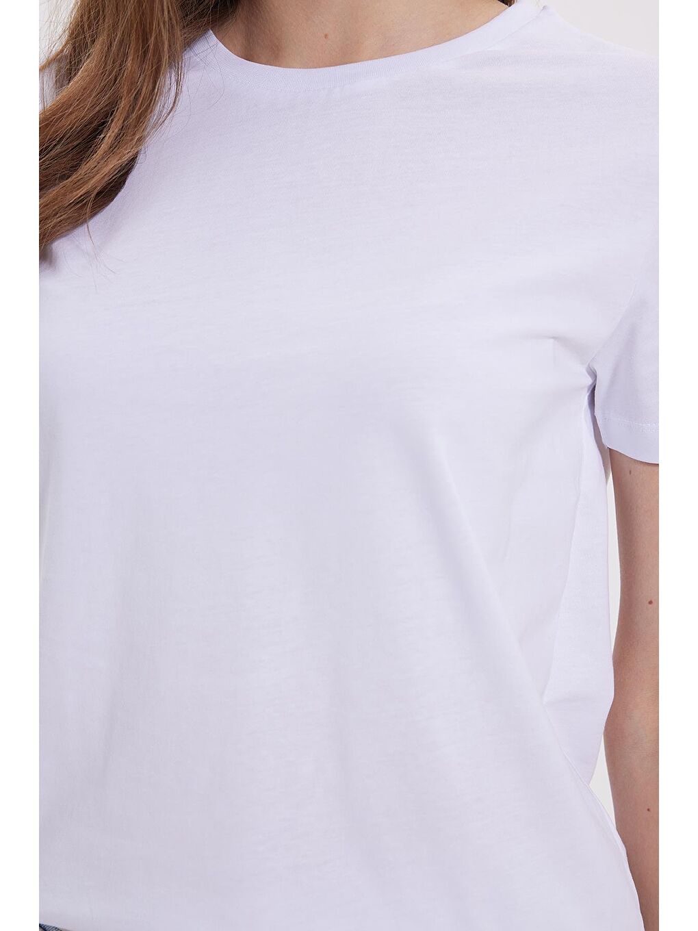 Kadın Relax Fit Rahat Kesim Kısa Kollu Bisiklet Yaka Beyaz Tişört-3