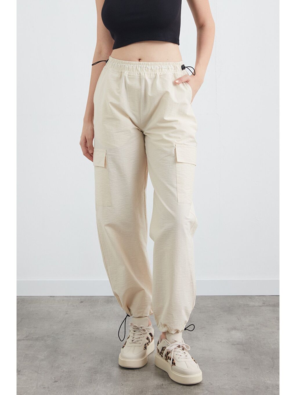 Bej Beli Ve Paçası Stoperli Kargo Cepli Paraşüt Pantolon-3