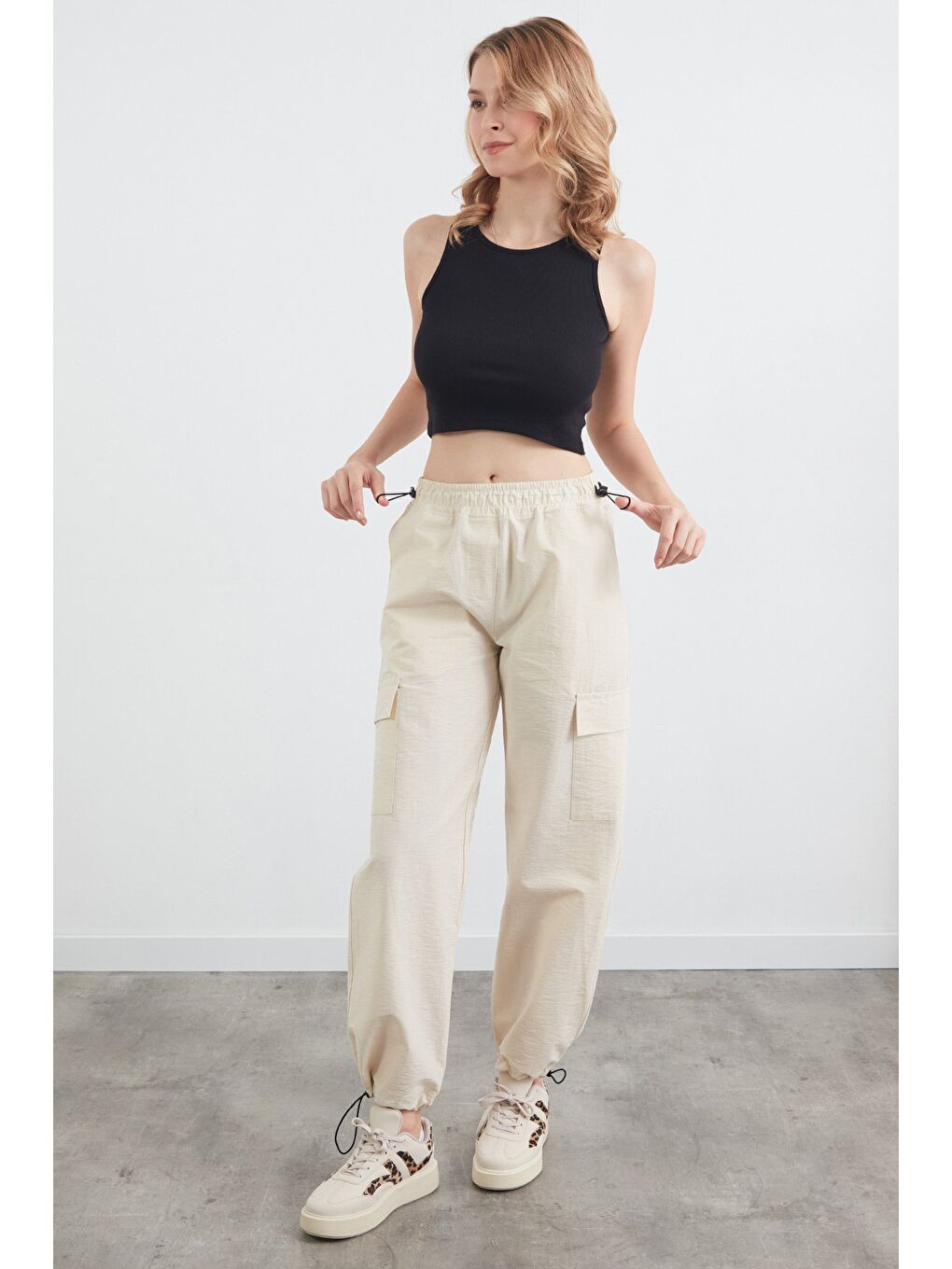Bej Beli Ve Paçası Stoperli Kargo Cepli Paraşüt Pantolon-4
