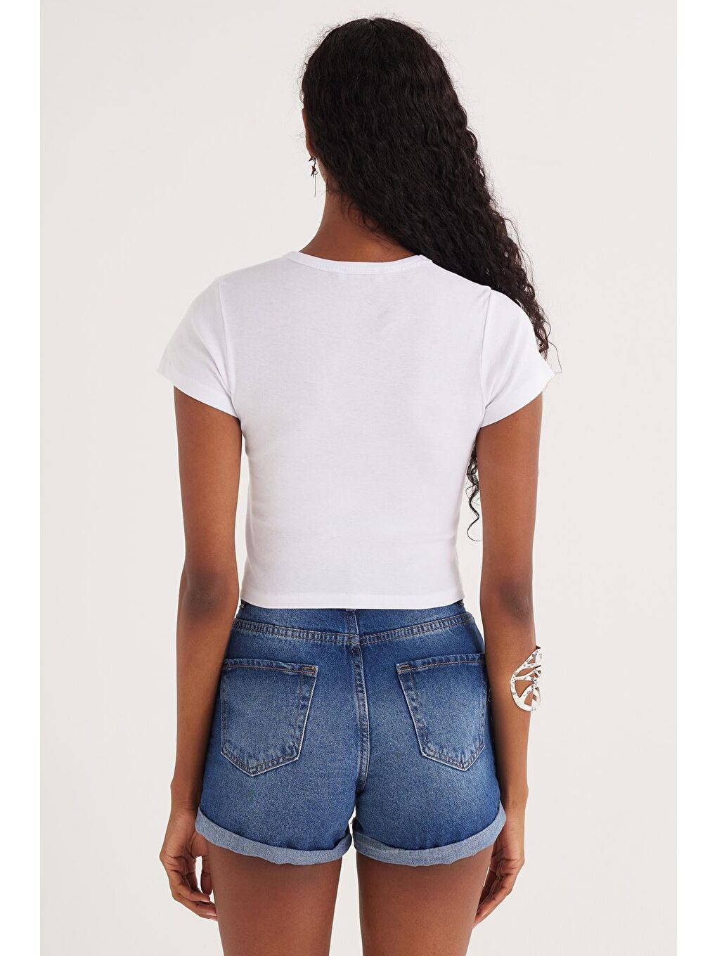 Kadın Slim Fit Dar Kesim Kısa Kollu Bağlamalı Bisiklet Yaka Baskılı Beyaz Tişört-6