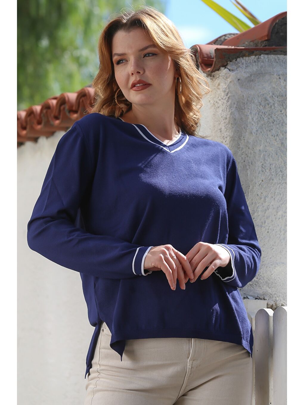 Lacivert V Yaka Uzun Kol İnce Yırtmaçlı Triko Kazak 65 60