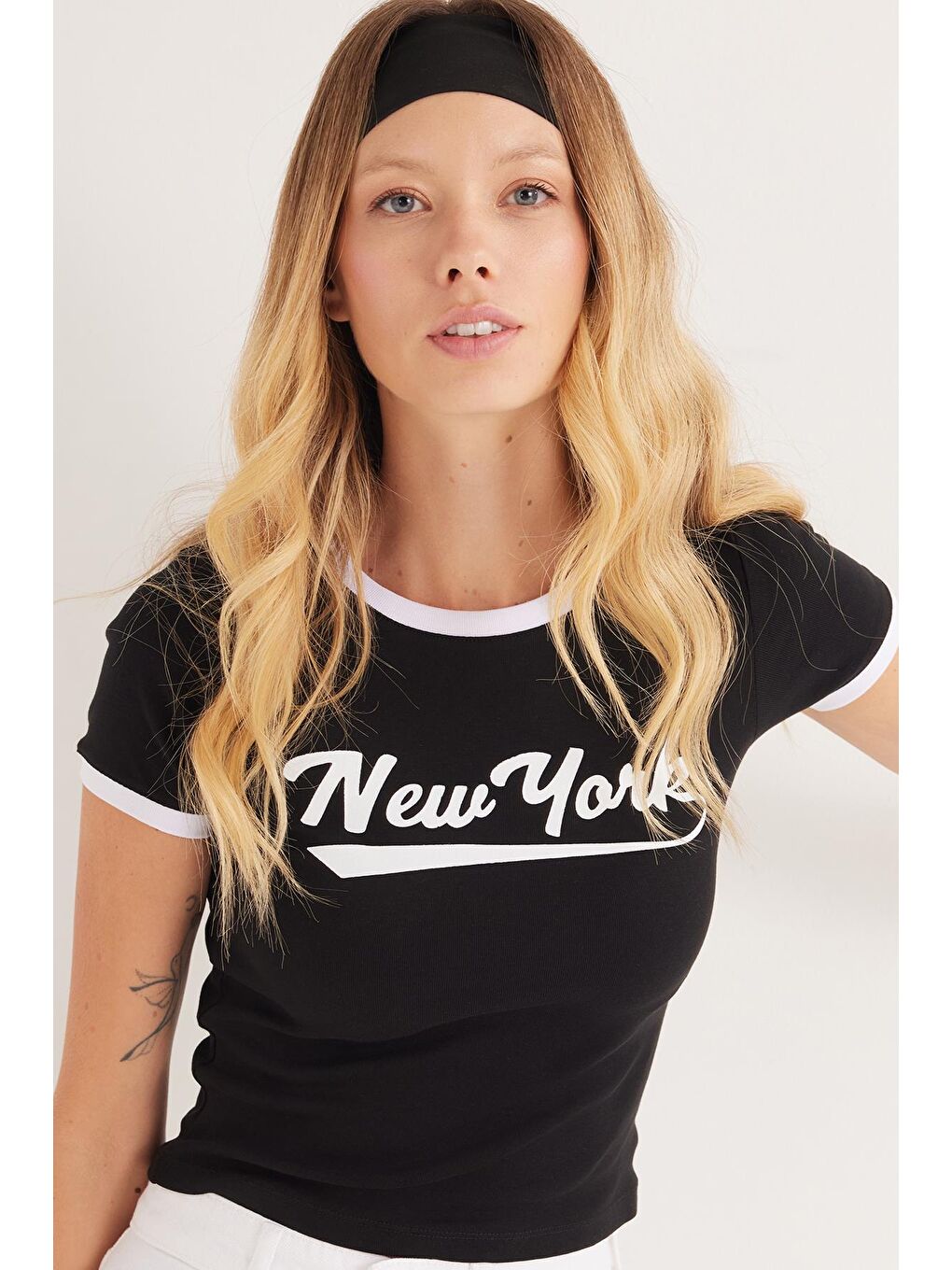 Kadın Slim Fit Dar Kesim %100 Pamuk Bisiklet Yaka Baskılı Siyah Tişört