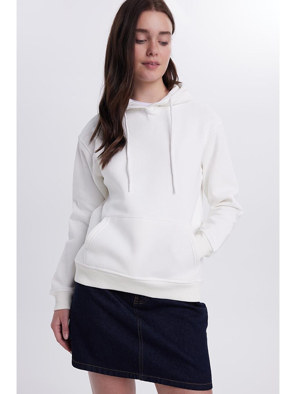 Kadın Relax Fit Rahat Kesim Pamuklu Kapüşonlu Kanguru Cepli Ekru Sweatshirt-1