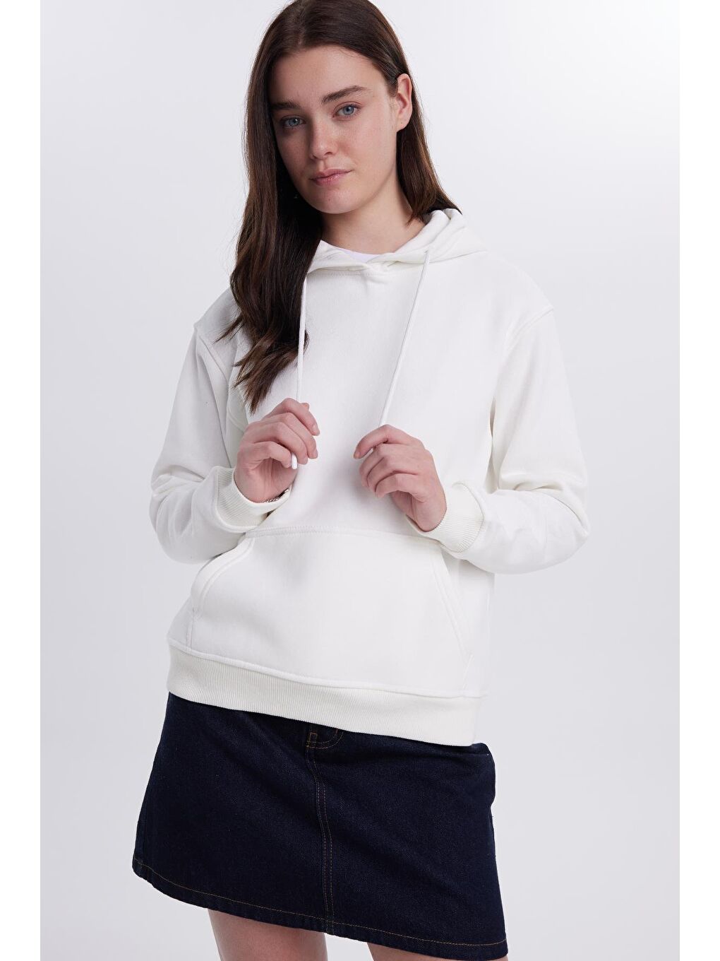 Kadın Relax Fit Rahat Kesim Pamuklu Kapüşonlu Kanguru Cepli Ekru Sweatshirt-4