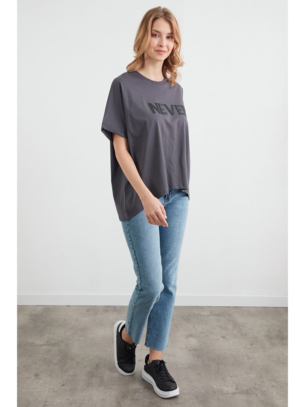 Antrasit Never Yazı Kabartmalı Oversize Tişört-3