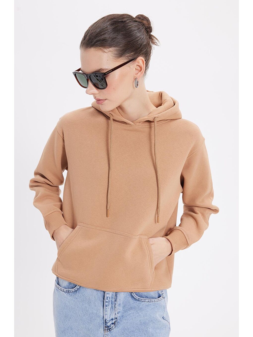 Bej Kadın Relax Fit Rahat Kesim Pamuklu Kapüşonlu Kanguru Cepli Vizon Sweatshirt-4