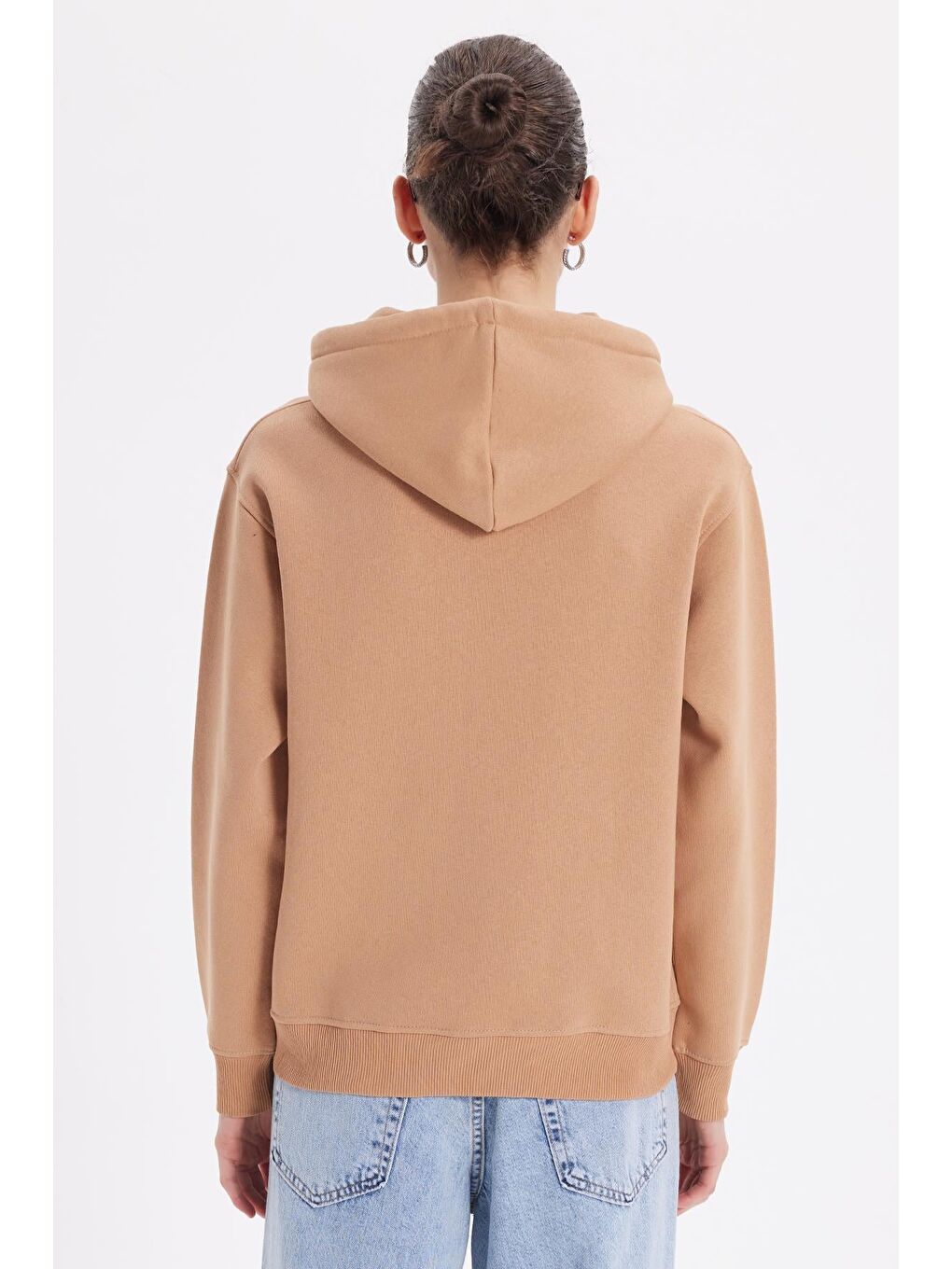 Bej Kadın Relax Fit Rahat Kesim Pamuklu Kapüşonlu Kanguru Cepli Vizon Sweatshirt-6