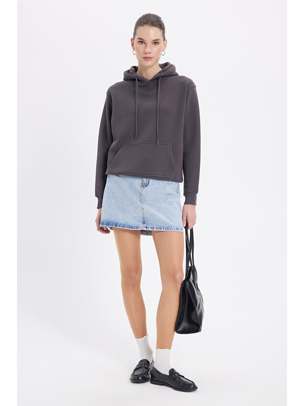 Gri Kadın Relax Fit Rahat Kesim Pamuklu Kapüşonlu Kanguru Cepli Füme Sweatshirt-3