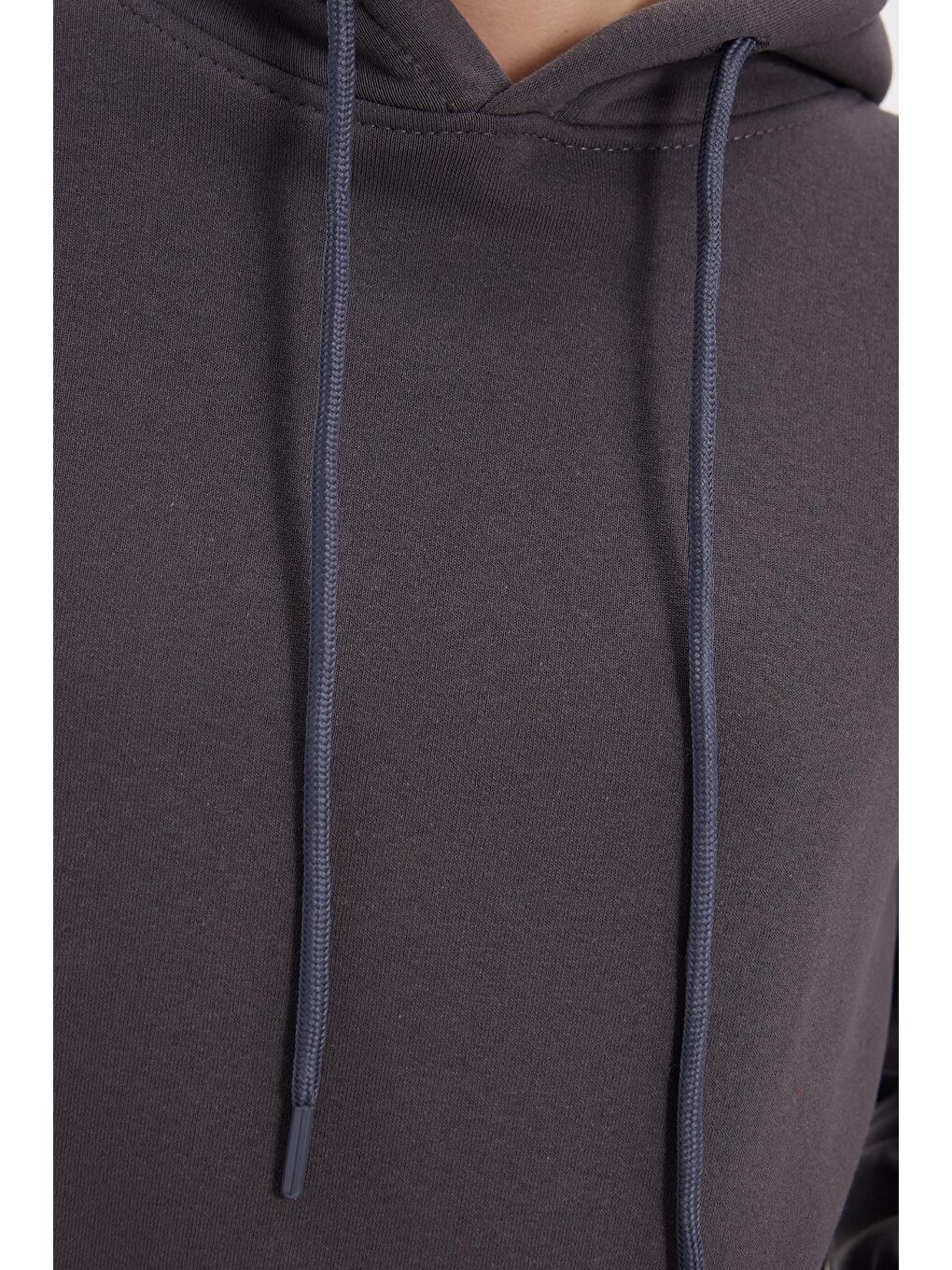 Gri Kadın Relax Fit Rahat Kesim Pamuklu Kapüşonlu Kanguru Cepli Füme Sweatshirt-4