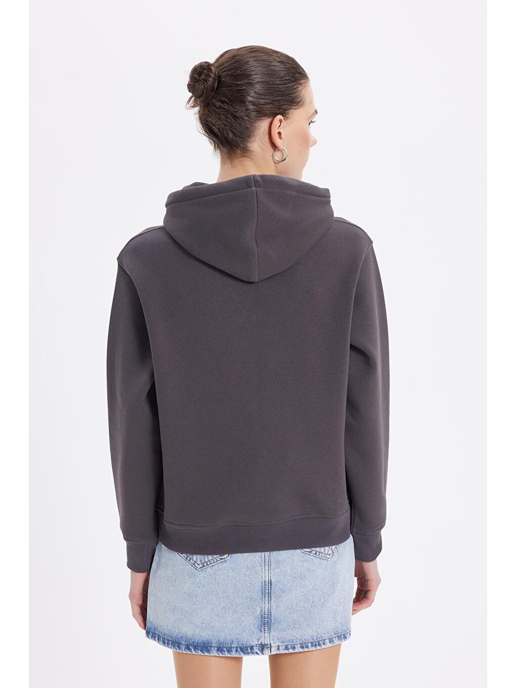 Gri Kadın Relax Fit Rahat Kesim Pamuklu Kapüşonlu Kanguru Cepli Füme Sweatshirt-5