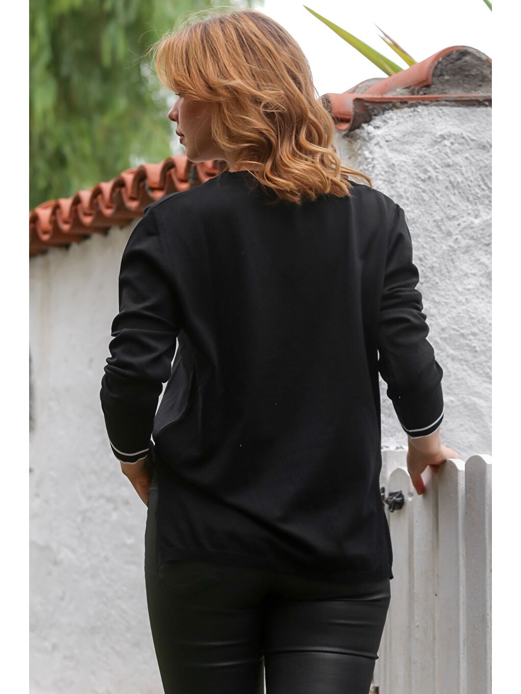 Siyah V Yaka Uzun Kol İnce Yırtmaçlı Triko Kazak 65 60-1