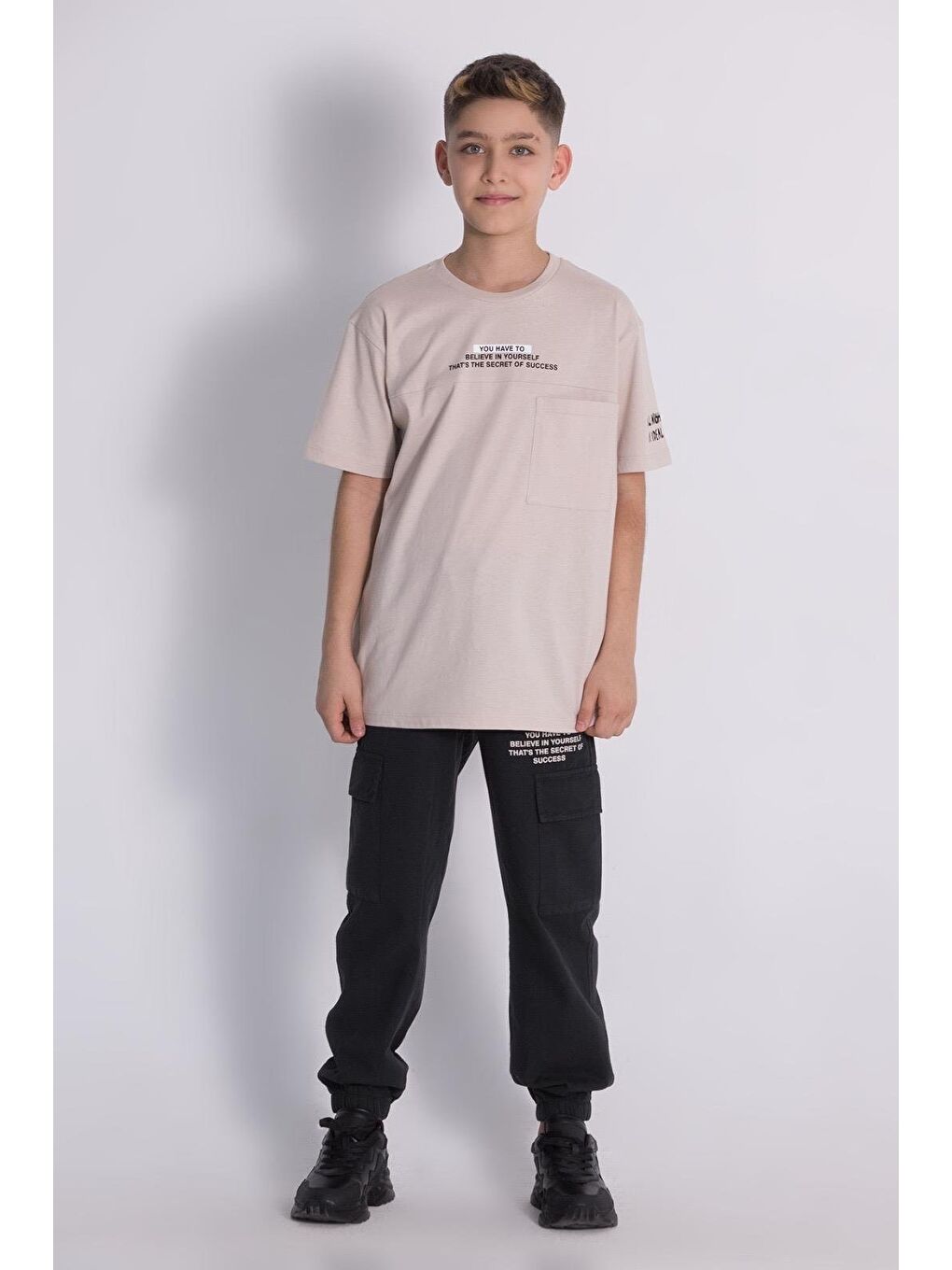 Siyah Erkek Çocuk Oversize Baskılı Tişört & Kargo Pantolon Takımı - Rahat & Kombin