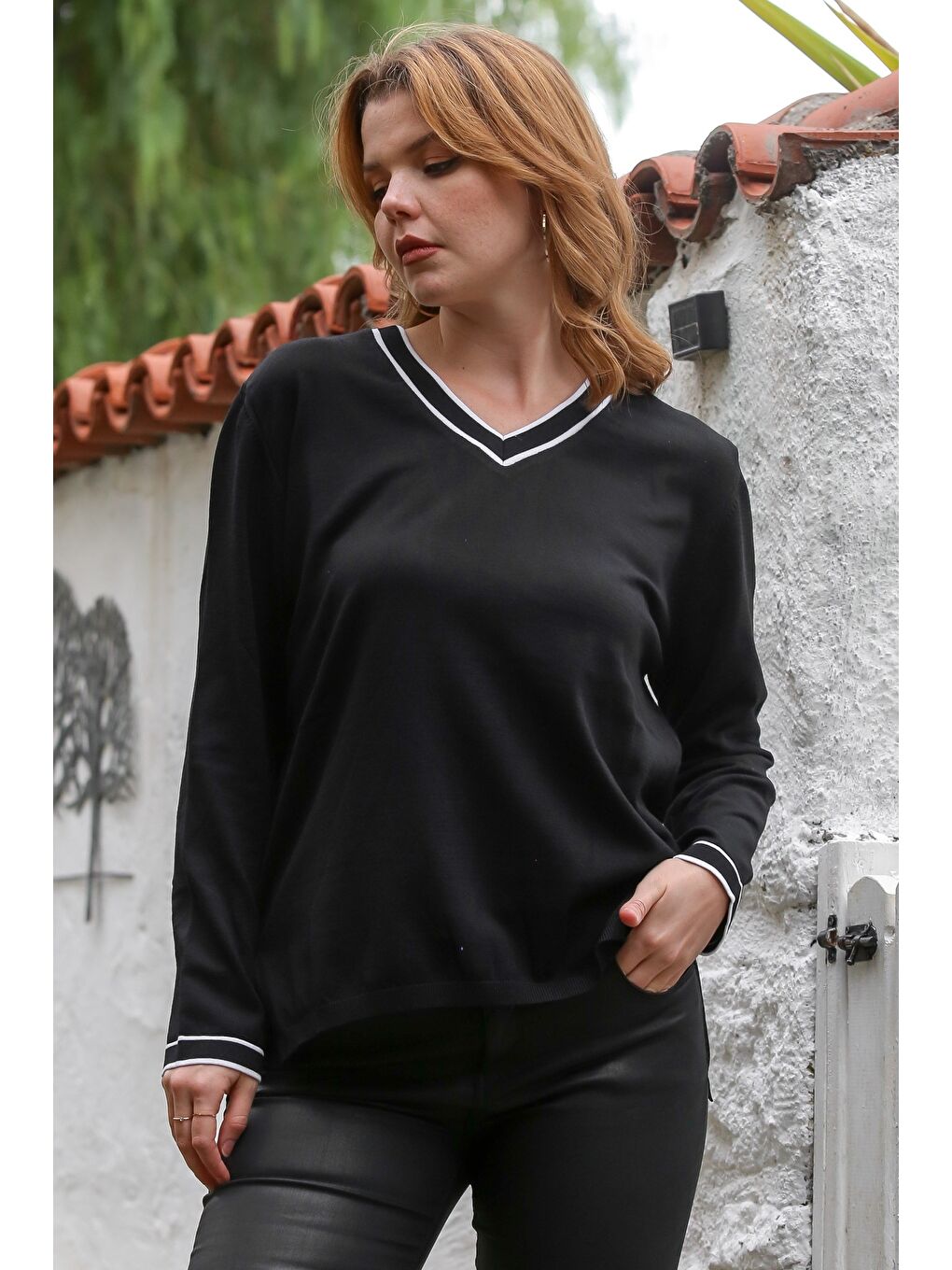 Siyah V Yaka Uzun Kol İnce Yırtmaçlı Triko Kazak 65 60-2