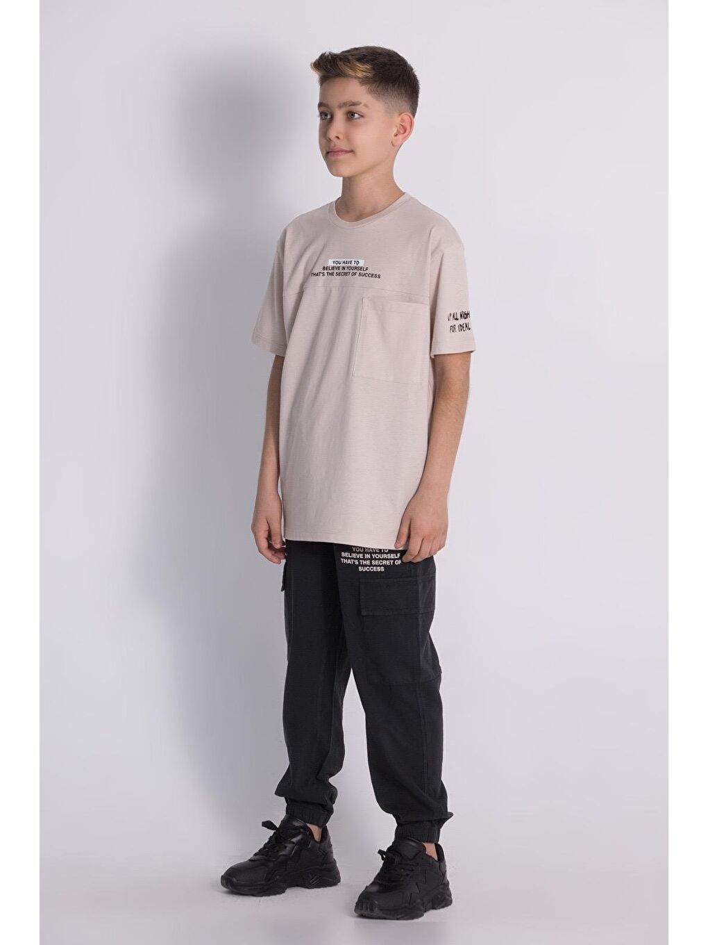 Siyah Erkek Çocuk Oversize Baskılı Tişört & Kargo Pantolon Takımı - Rahat & Kombin-2