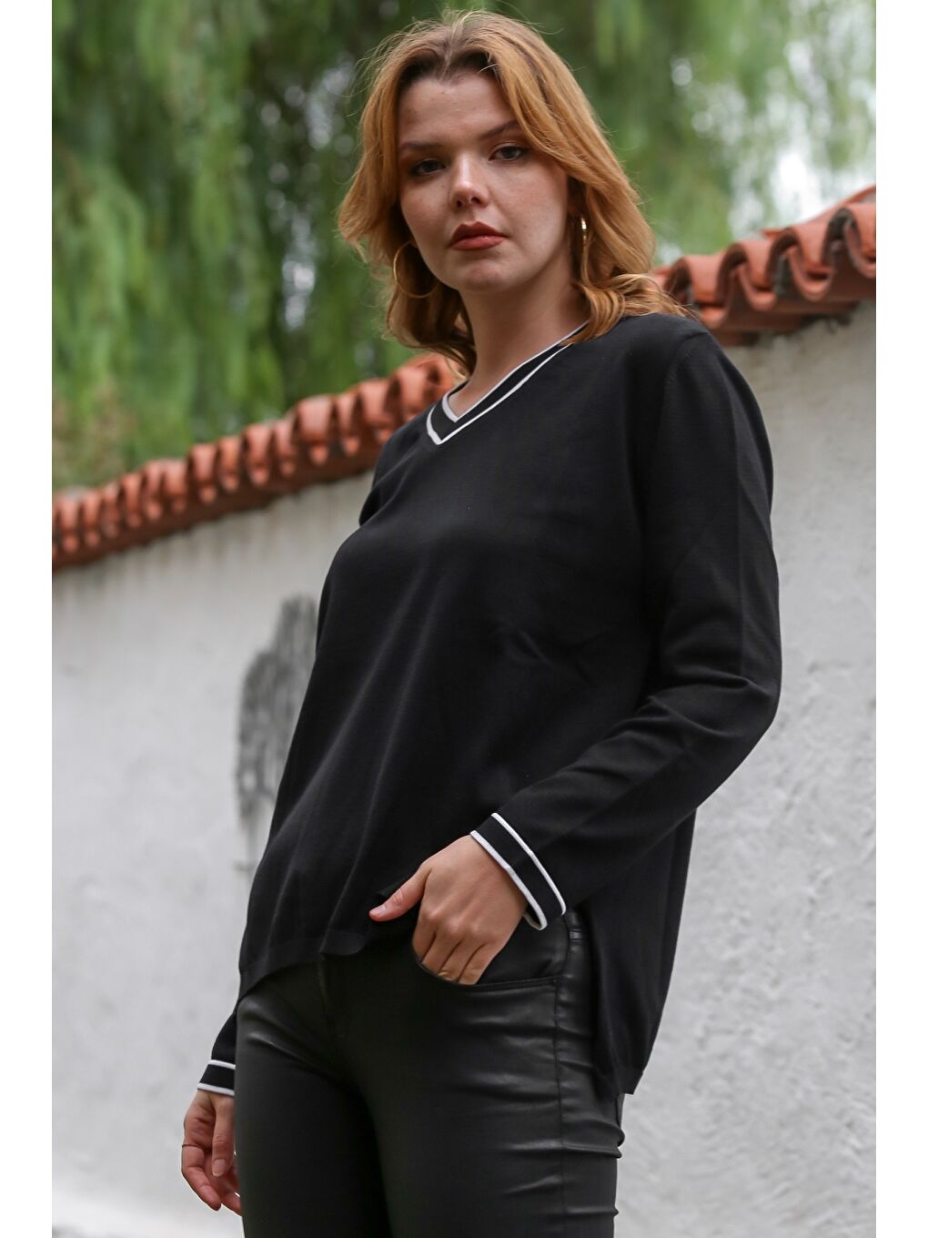 Siyah V Yaka Uzun Kol İnce Yırtmaçlı Triko Kazak 65 60-3