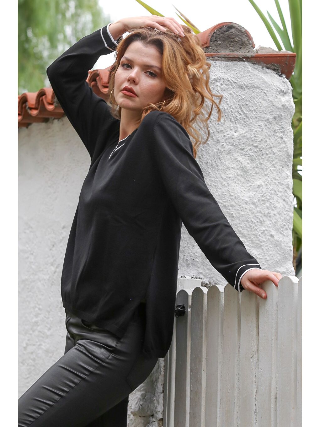 Siyah V Yaka Uzun Kol İnce Yırtmaçlı Triko Kazak 65 60-5