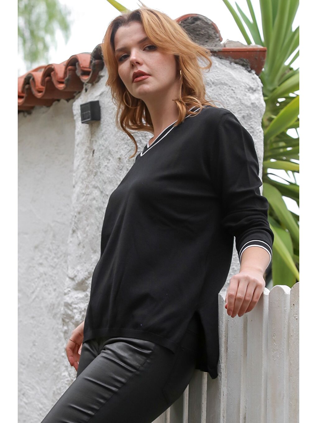 Siyah V Yaka Uzun Kol İnce Yırtmaçlı Triko Kazak 65 60-6