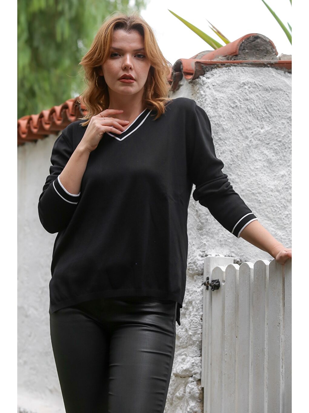 Siyah V Yaka Uzun Kol İnce Yırtmaçlı Triko Kazak 65 60-7