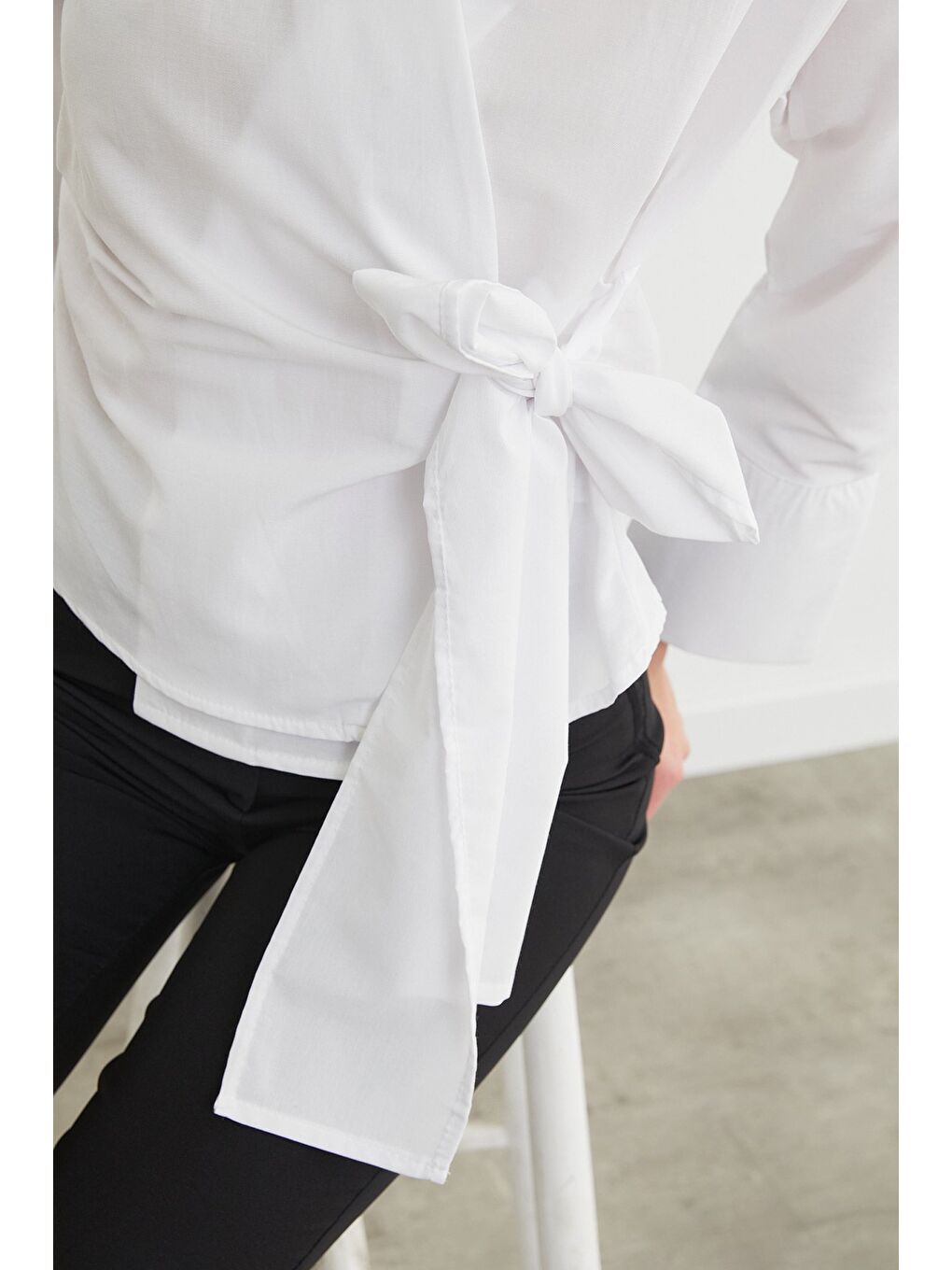 Beyaz Basic Kruvaze Bağlamalı Gömlek-2