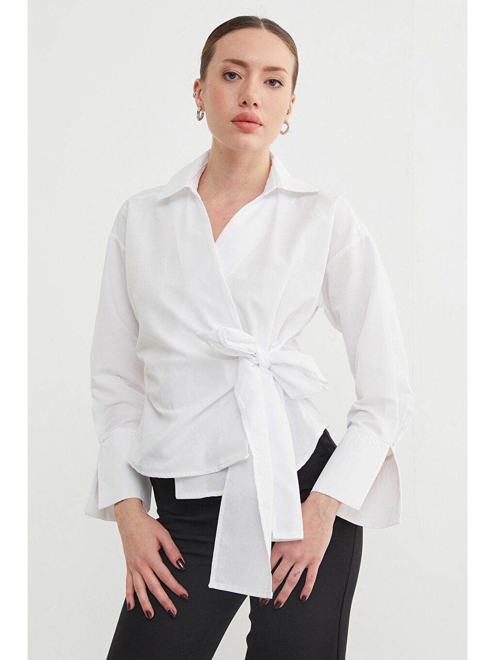 Beyaz Basic Kruvaze Bağlamalı Gömlek-3