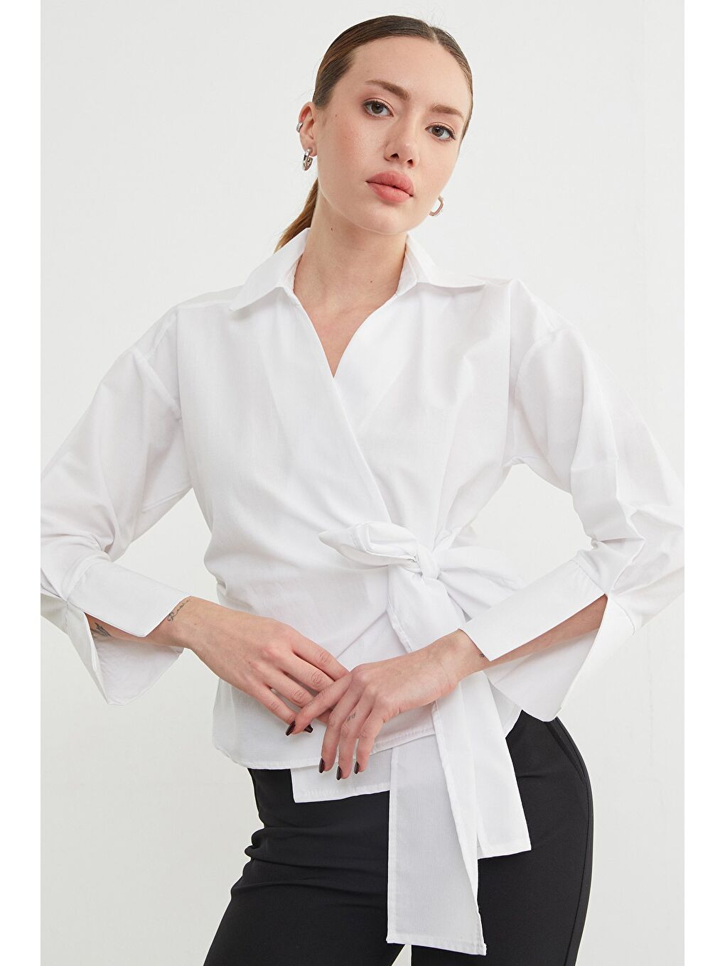 Beyaz Basic Kruvaze Bağlamalı Gömlek-4