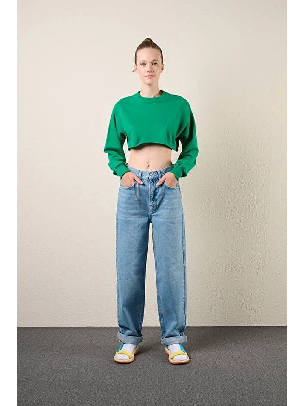 Kadın Yeşil Basic Bisiklet Yaka Uzun Kollu Crop Sweatshirt HZL24W-ZK11351