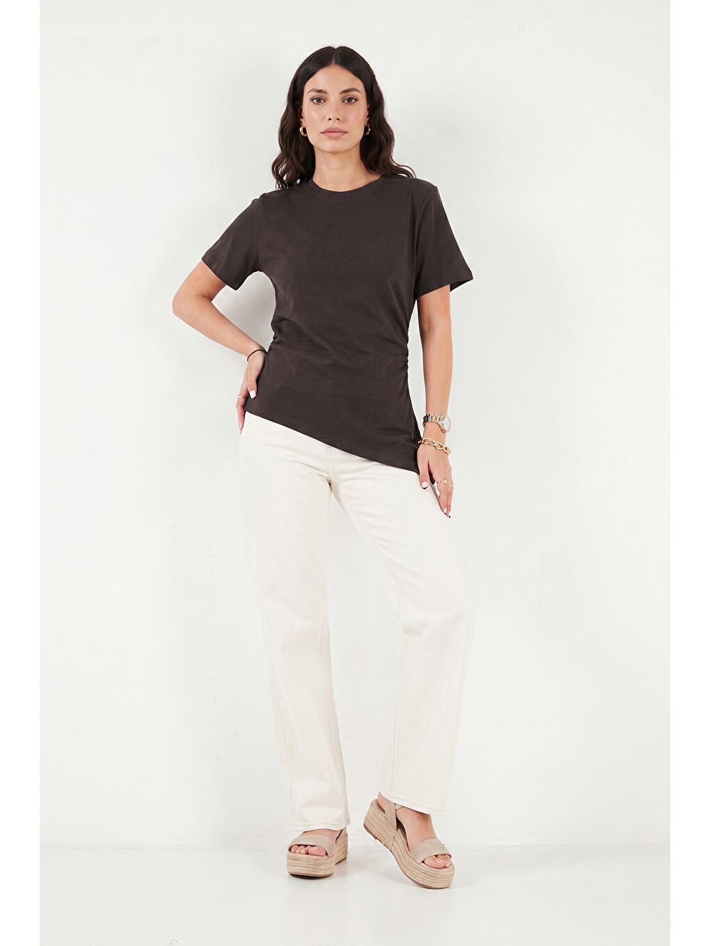 Kahverengi Pamuklu Yanı Büzgülü Asimetrik Kesim Bisiklet Yaka T Shirt 5867017-1