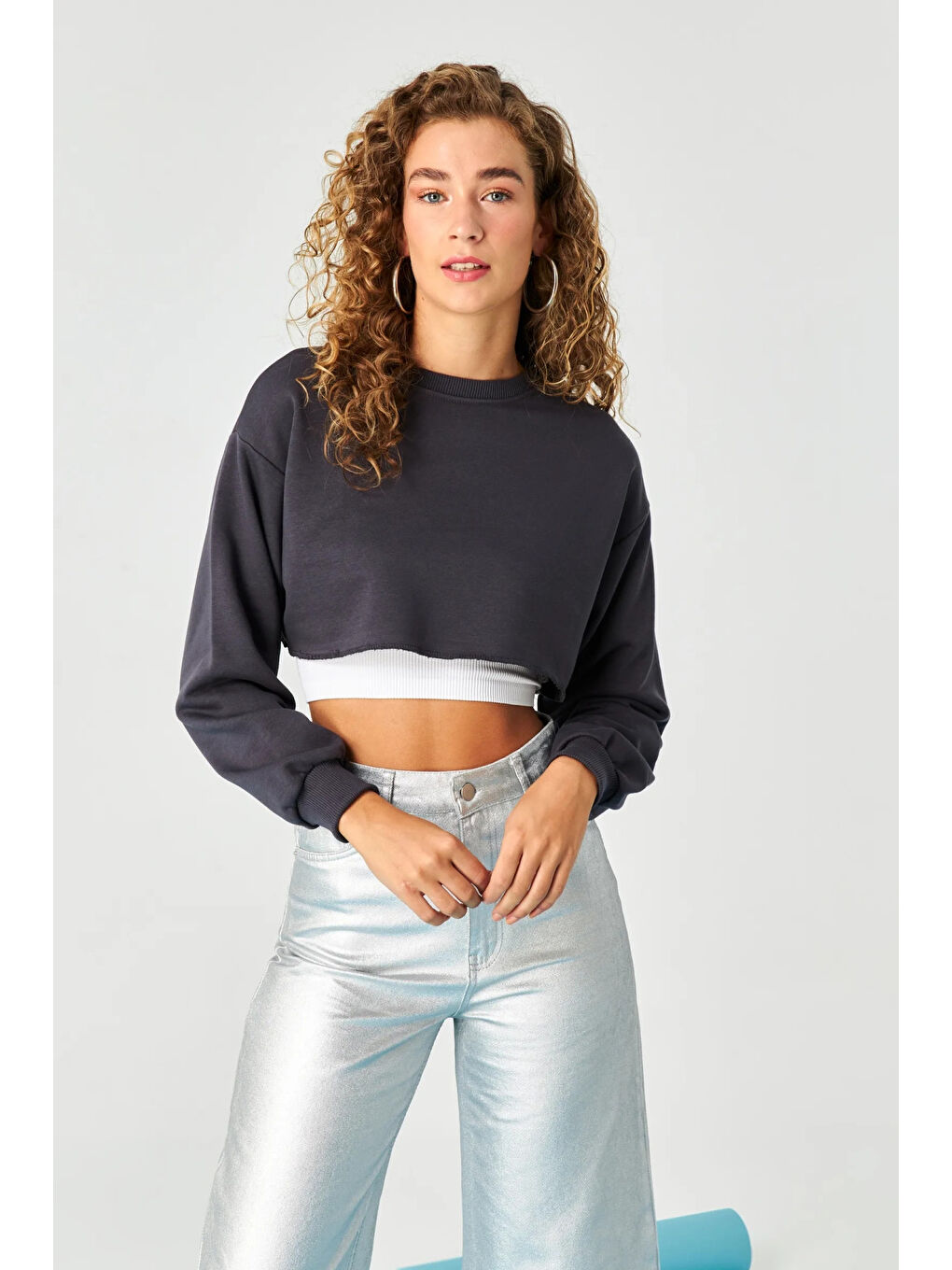 Kadın Antrasit Basic Bisiklet Yaka Uzun Kollu Crop Sweatshirt HZL24W-ZK11351-1