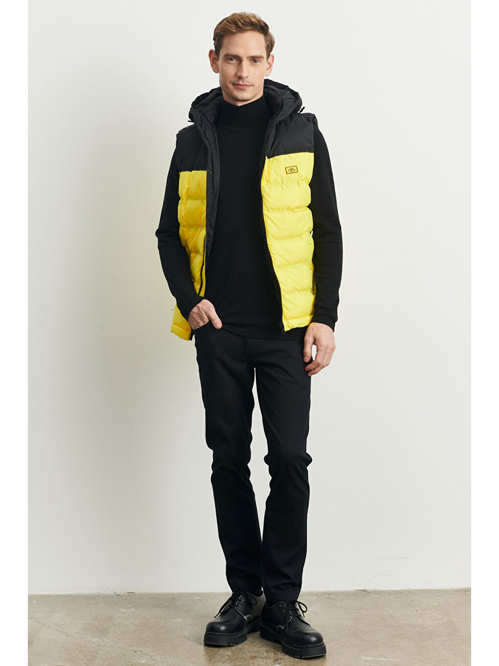 Erkek Siyah-Sarı Standart Fit Normal Kesim Kapüşonlu Şişme Yelek-1