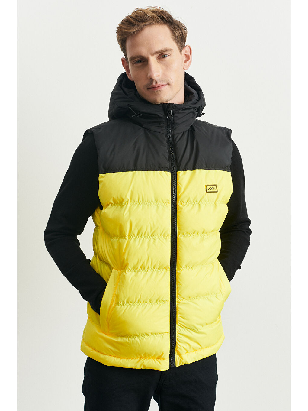 Erkek Siyah-Sarı Standart Fit Normal Kesim Kapüşonlu Şişme Yelek-2