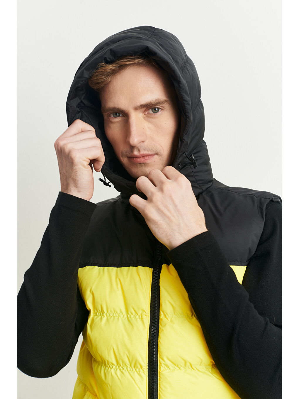 Erkek Siyah-Sarı Standart Fit Normal Kesim Kapüşonlu Şişme Yelek-3