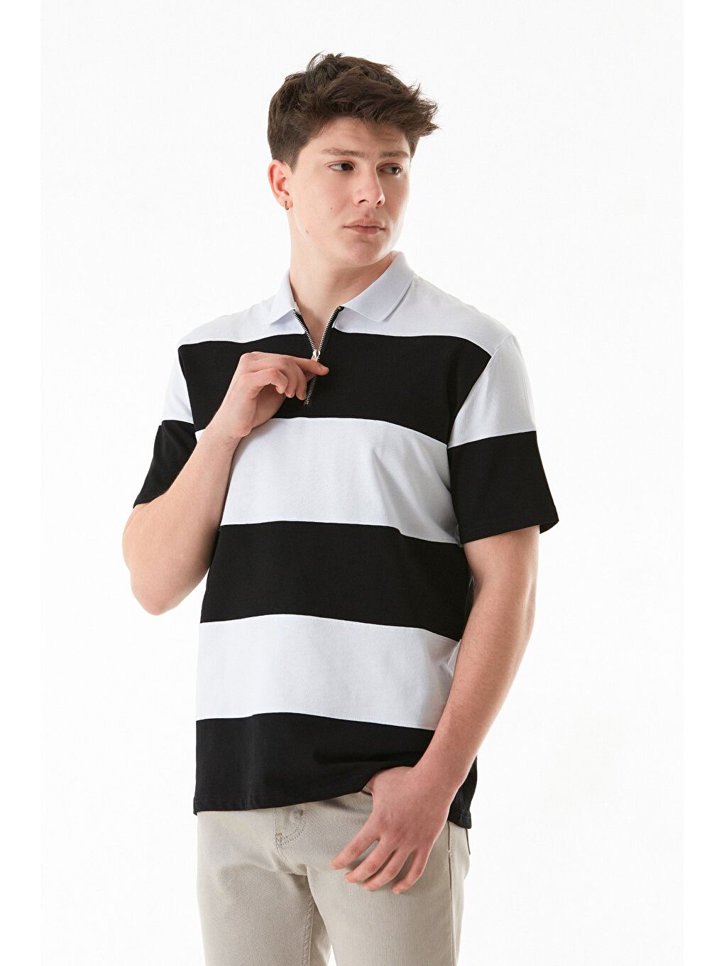 Siyah Yarım Fermuarlı Polo Yaka Renk Bloklu Tişört-1