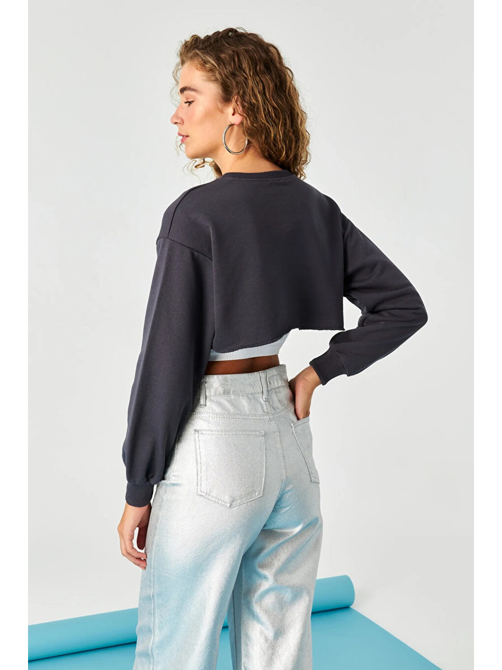 Kadın Antrasit Basic Bisiklet Yaka Uzun Kollu Crop Sweatshirt HZL24W-ZK11351-4